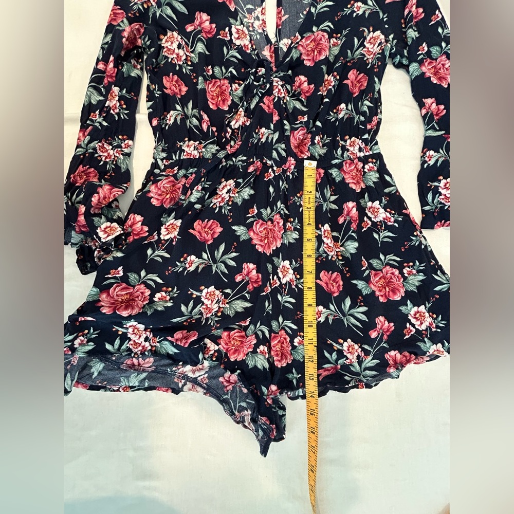American Eagle navy blue floral romper. - Picture 7 of 12